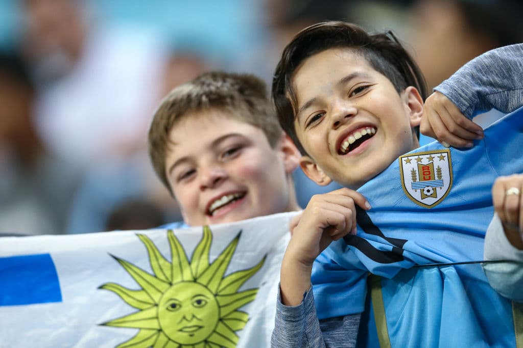 Un increíble colorido y ambiente fueron capaz de genera las aficiones de Uruguay y Japón previo a su encuentro por el Grupo C de la Copa América Brasil 2019. Los seguidores celestes le pusieron ese toque especial, y los nipones no se diga, con sus peculiaridades ambas hinchadas generaron buenas sensaciones en la previa.