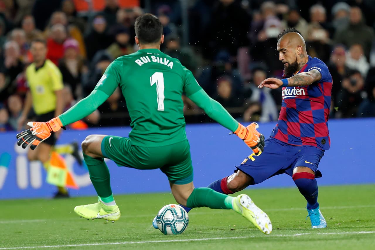 Arturo Vidal asistió a Messi de tacón, previo a un pase de Griezmann, para romper la paridad en el triunfo del Barça 1-0 sobre el Granada.