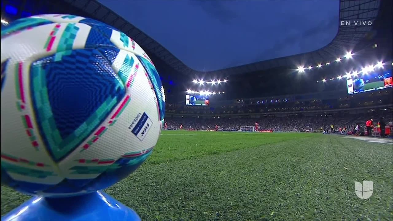 Arranca el partido y la pelota está en juego.