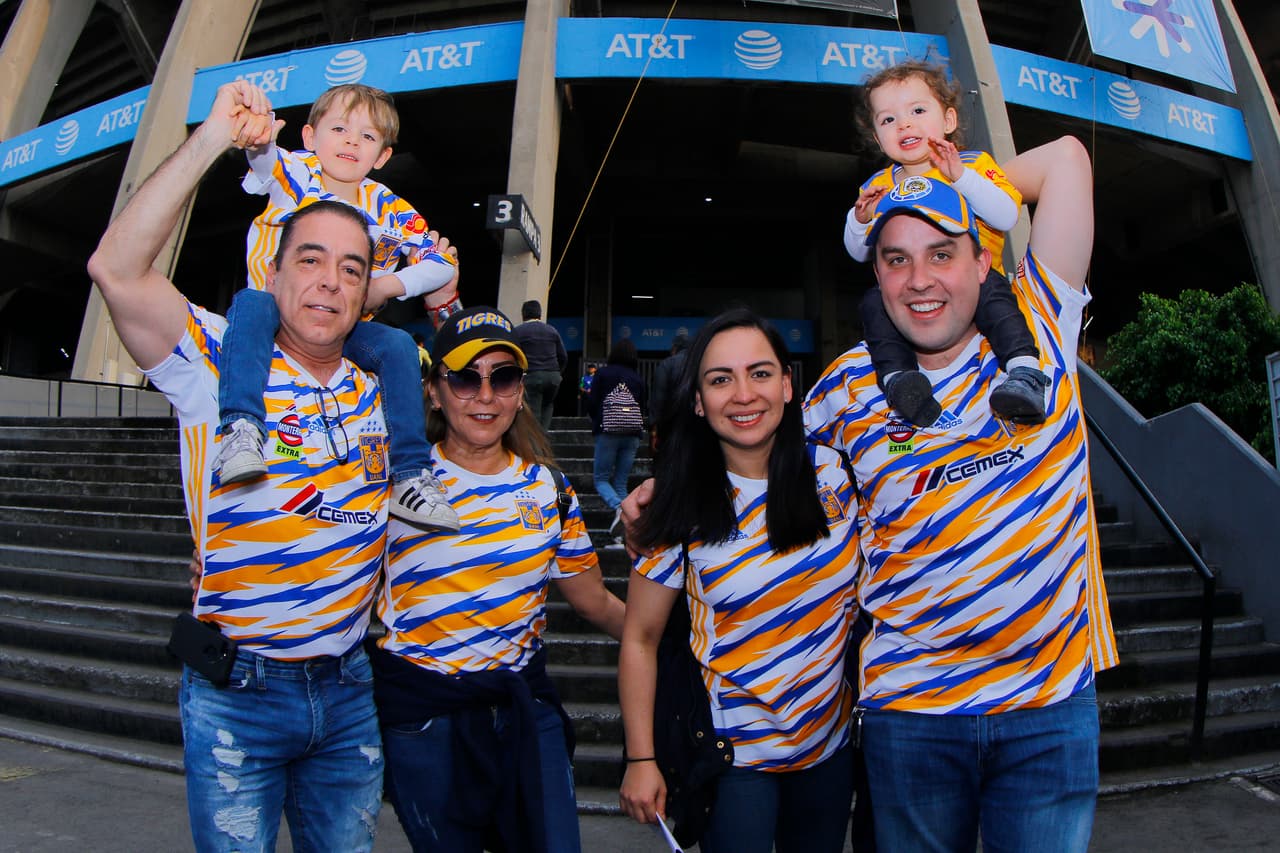 Los fanáticos de Tigres en familia, listos para el encuentro contra América en el Estadio Azteca por la Jornada 12 del 
<a href="https://www.univision.com/deportes/futbol/liga-mx/*">Clausura 2019</a>.