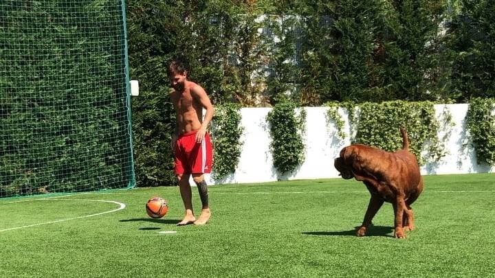 Leo Messi tiene una pequeña cancha de futbol para jugar con sus hijos y su mascota.