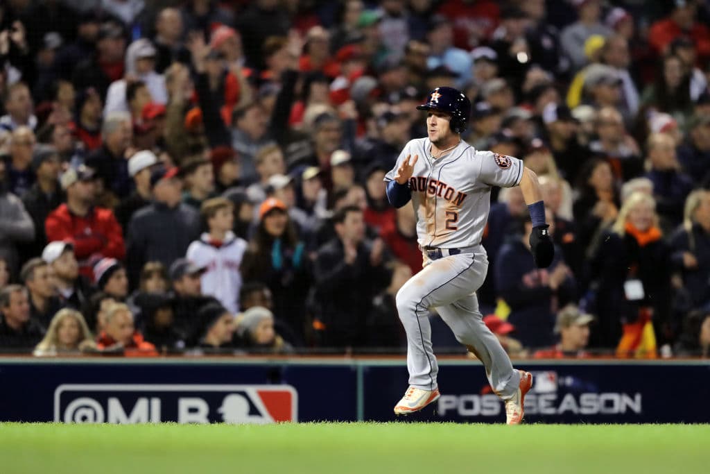 Luego de un sencillo remolcador de Carlos Correa, Alex Bregman (derecha) anotó la tercera carrera de los Astros en la sexta entrada.