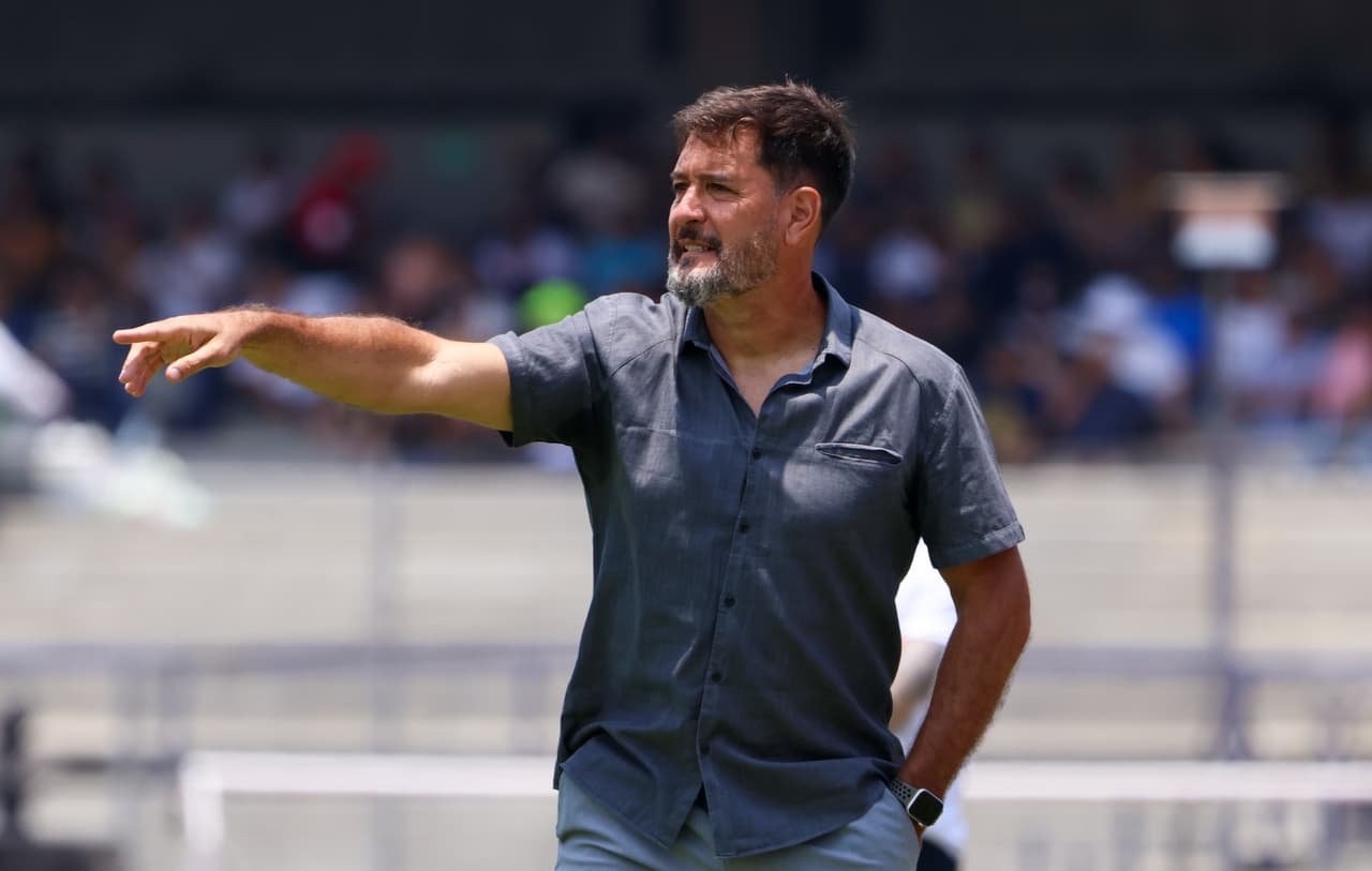 El técnico de Pumas, Gustavo Lema.