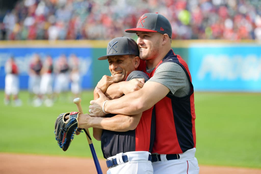 Así realizaron su práctica los peloteros seleccionados para participar en el MLB All Star Game, que se llevará a cabo este martes en Progressive Field, el Cleveland. Jugadores que generalmente son rivales pudieron convivir, charlar, entrenar, soltar el brazo y tener una leve práctica de bateo para alistarse de cara al encuentro de Media Temporada que promete ser muy atractivo.
