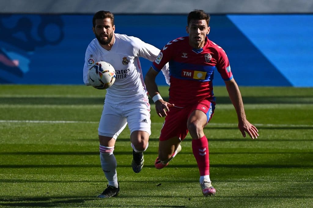 El doblete de Karim Benema (73' y 90+1'), el Real Madrid logra vencer 2-1 al Elche y continúan en la pelea por el título. El segundo go de Benzema llega como un balde de agua fría para el Elche, que se encunetra en la décimo séptima posición en la tabla con 24 unidades.