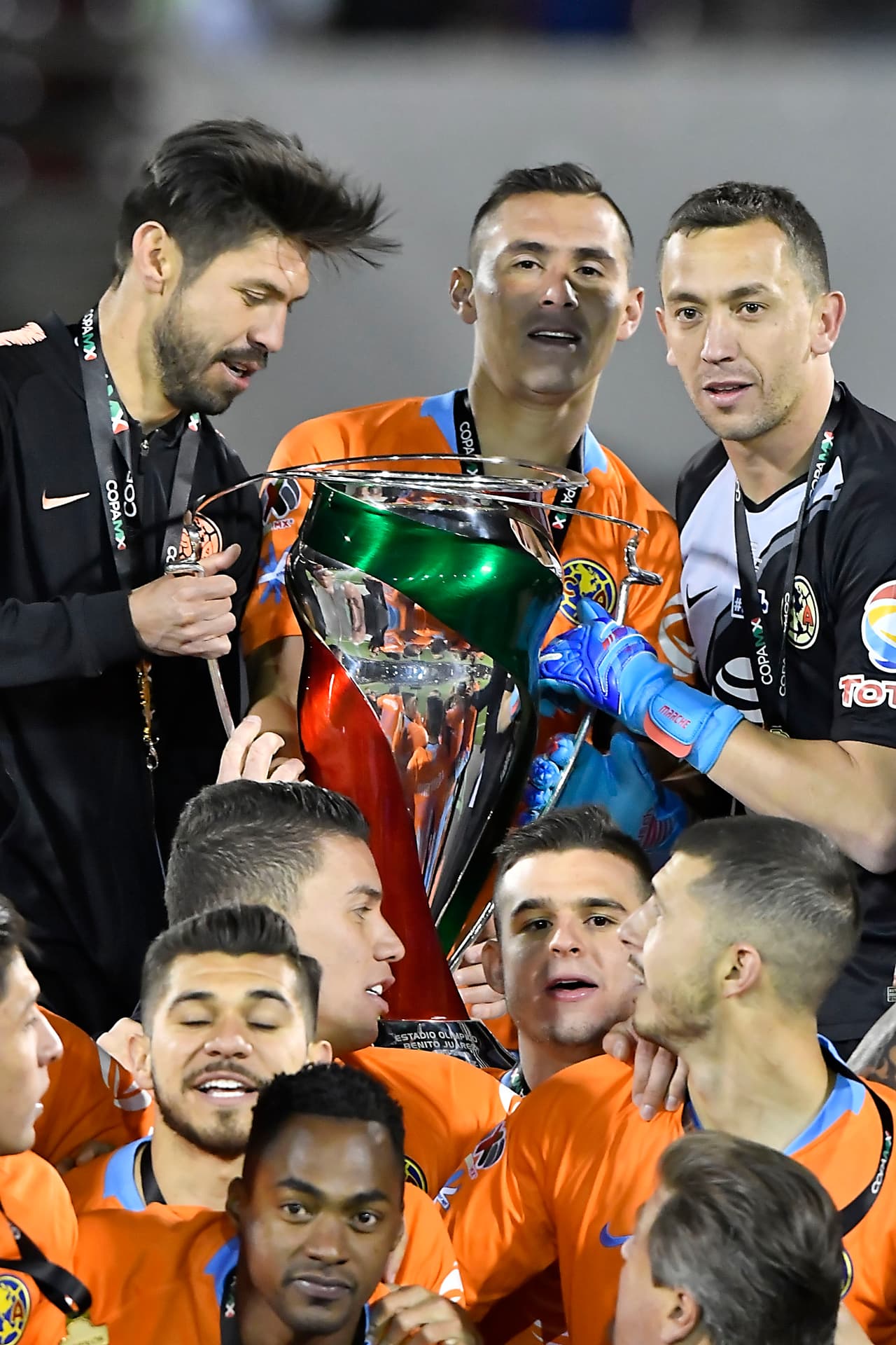 Así festejaron los integrantes de las Águilas del América y su cuerpo técnico luego de conquistar la Copa MX. Fue un festejo efusivo porque gana el torneo 45 años después.