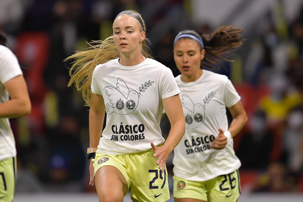 Las Águilas calentaron con una camiseta que mostraba un mensaje de paz.