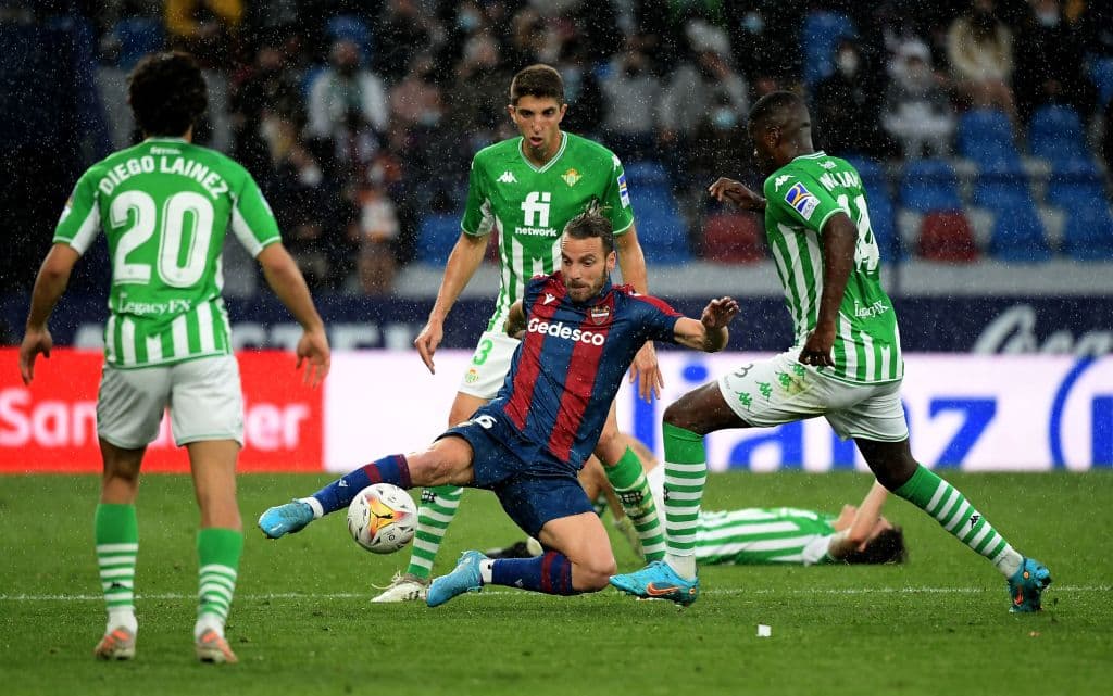 Real Betis golea al Levante con un marcador de 4-2 durante la J24 en La Liga. Daniel Gómez Alcón anotó los dos únicos goles para los 'granotes', mientras que para los verdiblancos descontaron Willian Carvalho, Edgar González y Nabil Fekir se lució con doblete. Los mexicanos Diego Lainez y Andrés Guardado jugaro 25 minutos.