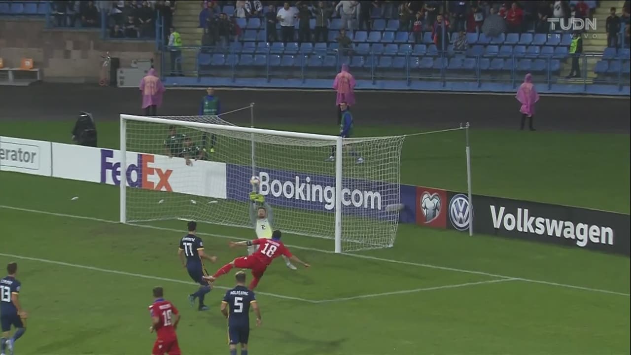 Perfecta triangulación que Mkhitaryan define con trallazo para el 2-1