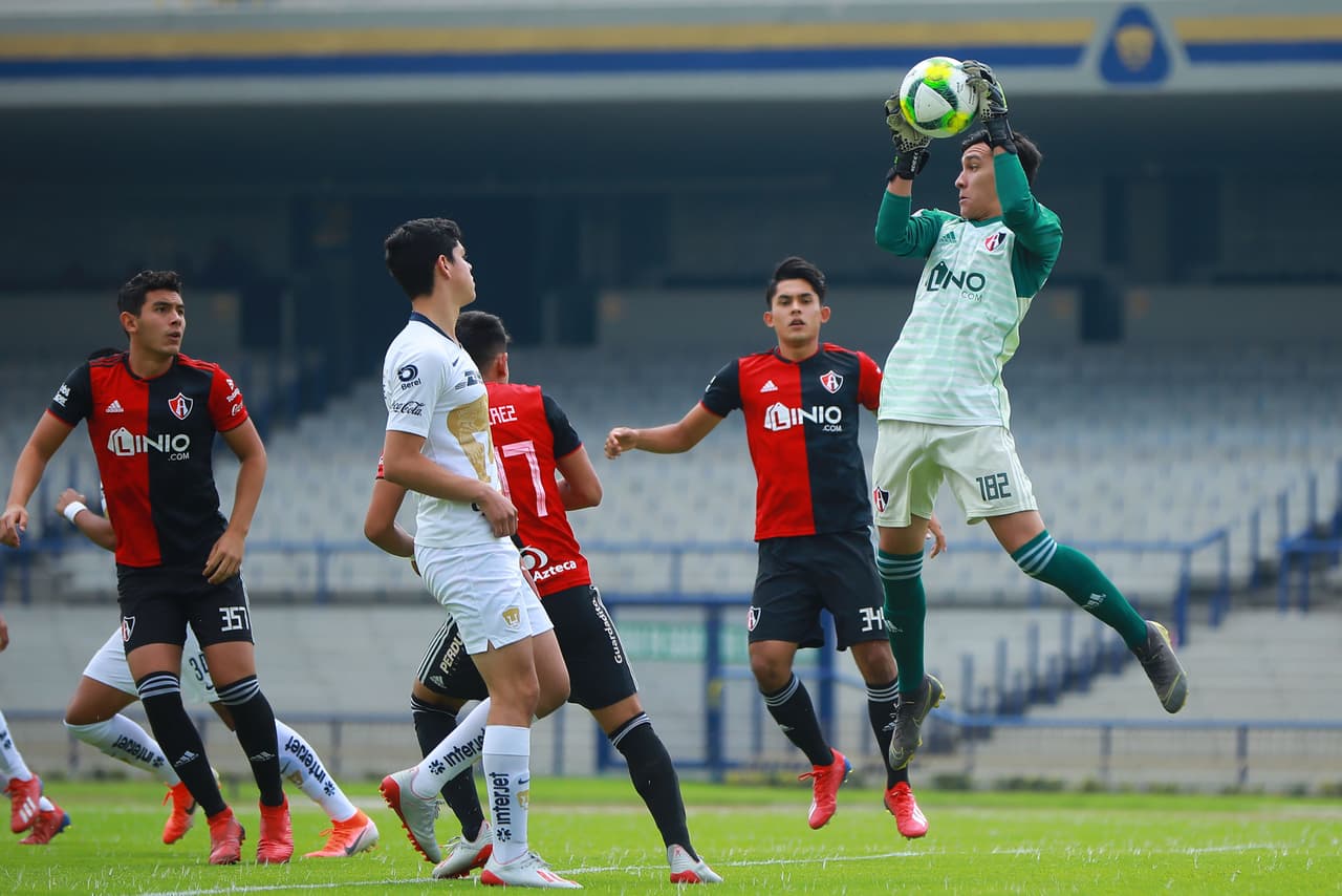 El arquero José Pintado (derecha) de Atlas en una de sus buenas intervenciones durante el primer tiempo del partido.