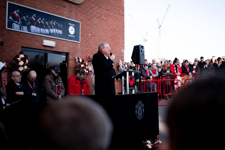 Jugadores, exjugadores, directivos, aficionados, entrenadores y familiares de las víctimas acudieron al Memorial para mostrar sus respetos por los ocho fallecidos en 1958.