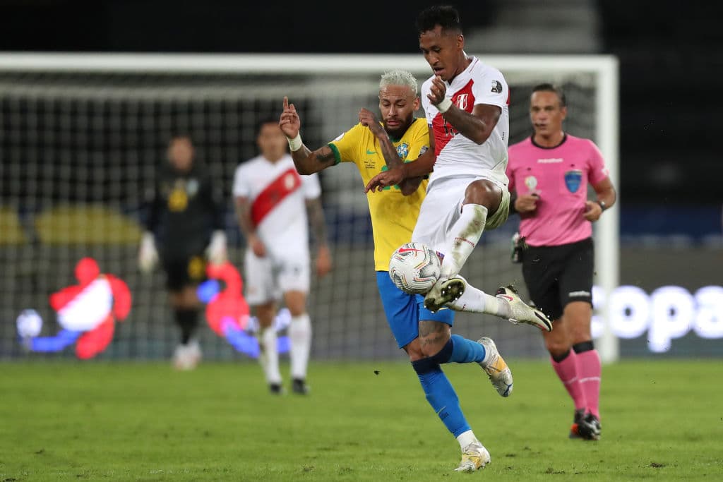 Perú no logra meter ni las manos y Brasil se los hace pagar caro con una golead a de 4-0.