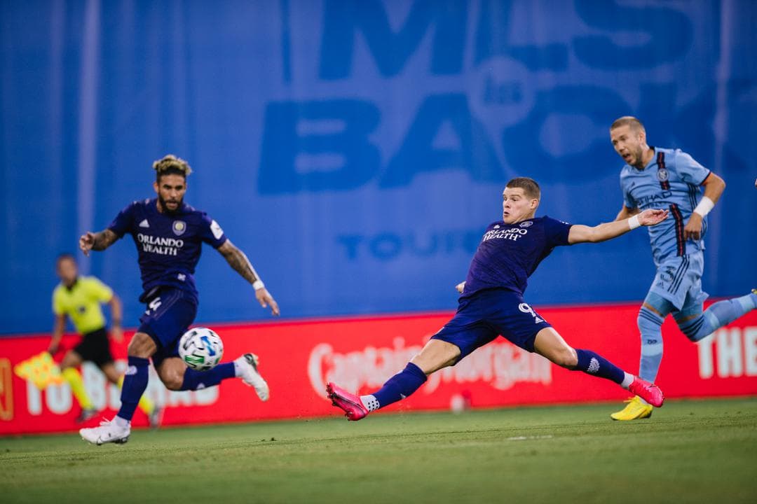 Oralando City continúa en fuego y esta vez derrotan al New York City FC en casa con goles de Chris Mueller y Tesho Akindele.