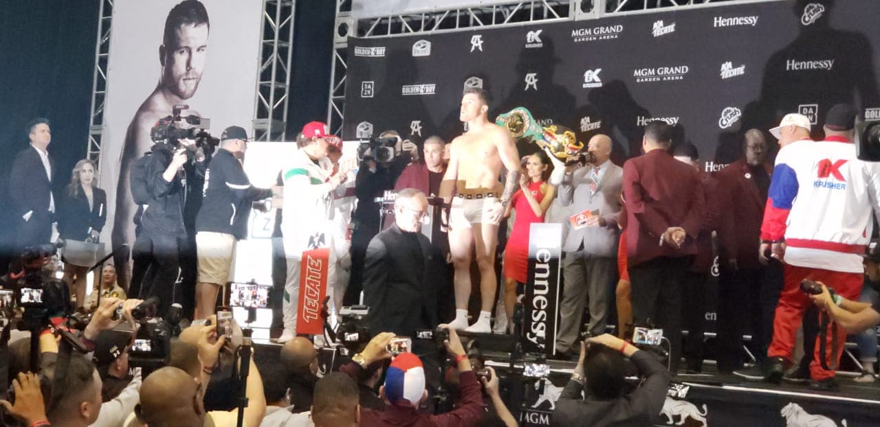 Saúl Álvarez presumió de un físico más trabajado que el ruso Kovalev en la ceremonia de pesaje.