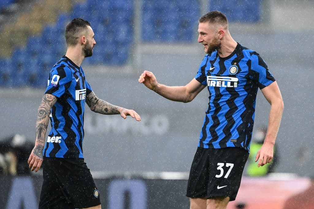 Se emapata el encuentro entre la Roma e Inter 2-2, durante la Jornada 17 de la Serie A. Lorenzo Pellegrini abrió el marcador a favor de los Giallorossi, pero los goles de Skriniar y Hakimi pusieron arriba a los 'Nerazurri', fue al minuto 86 cuando Gianluca Mancini igualó el marcador.