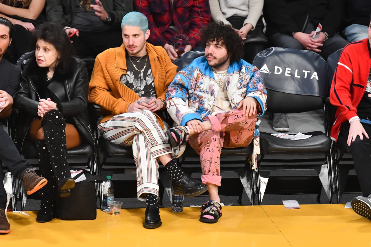 El productor musical Benny Blanco (a la derecha) estuvo en primera fila en el Staples Center para vivir la rivalidad angelina.