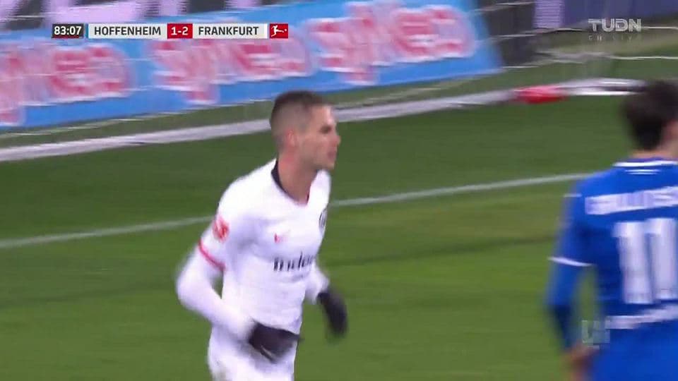 Tiro desviado de Mijat Gacinovic