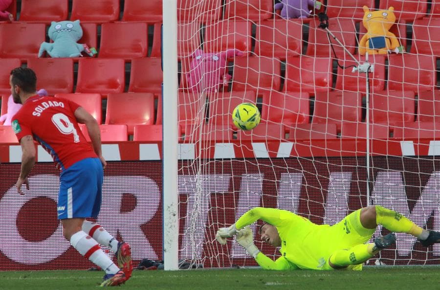 Granada derrota al Real Betis 2-0. El autor de los goles fue Roberto Soldado, el primero cayó con un penal al minuto 14 y, minutos después, anotó el segundo tanto para darle la victoria a su equipo en esta J14 de LaLiga.