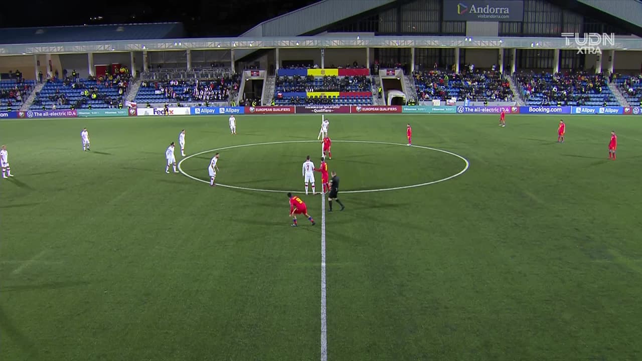Arranca el partido y la pelota está en juego.