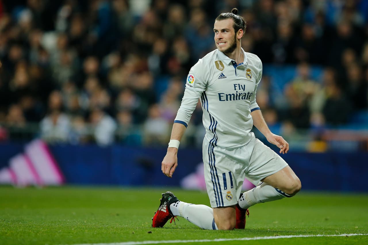 ARCHIVO - En imagen de archivo del miércoles 1 de marzo de 2017, el delantero Gareth Bale, del Real Madrid, sigue las acciones del partido de la liga española ante Las Palmas en el estadio Santiago Bernabeu de Madrid, España. (AP Foto/Paul White, archivo)