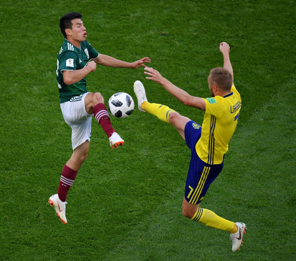 Sebastian Larsson tuvon una falta fuerte contra Hirving Lozano.