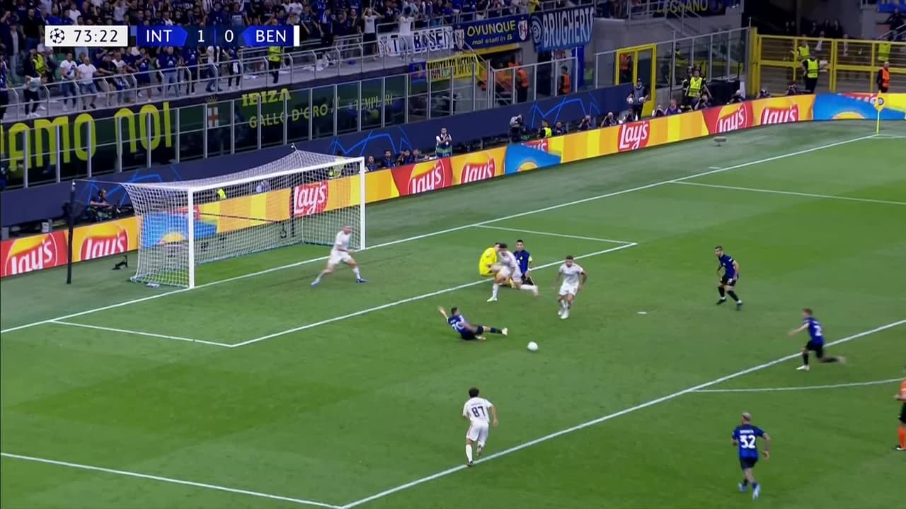 ¡TIRO ATAJADO! disparo por Lautaro Martínez.