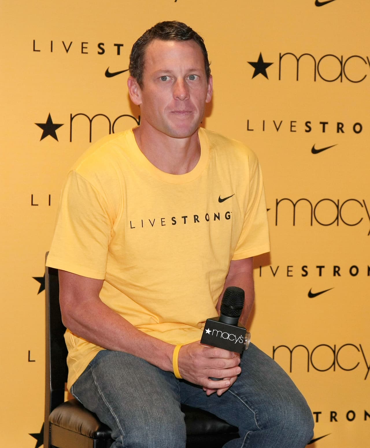 El ciclista tejano Lance Armstrong fue un símbolo de la lucha contra el cáncer y millones de fanáticos alrededor del mundo usaron las pulseras amarillas de su fundación.