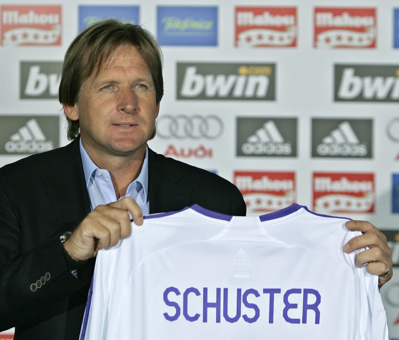 Tras ocho años en el mediocampo del Barcelona, Bernd Schuster puso vuelo rumbo a Madrid, donde jugó para el odiado rival. No conforme con eso, después se fue al otro odiado rival del Real Madrid, al Atleti. Un ‘Judas’ en potencia.