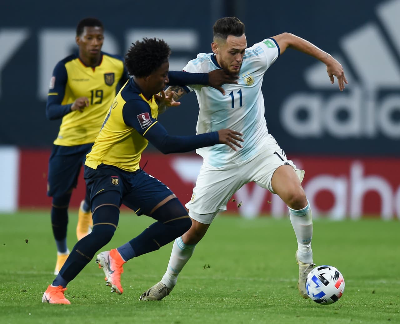 Lionel Messi anota de penal al minuto 13, Argentina aguanta el resultado y se queda con los tres puntos.