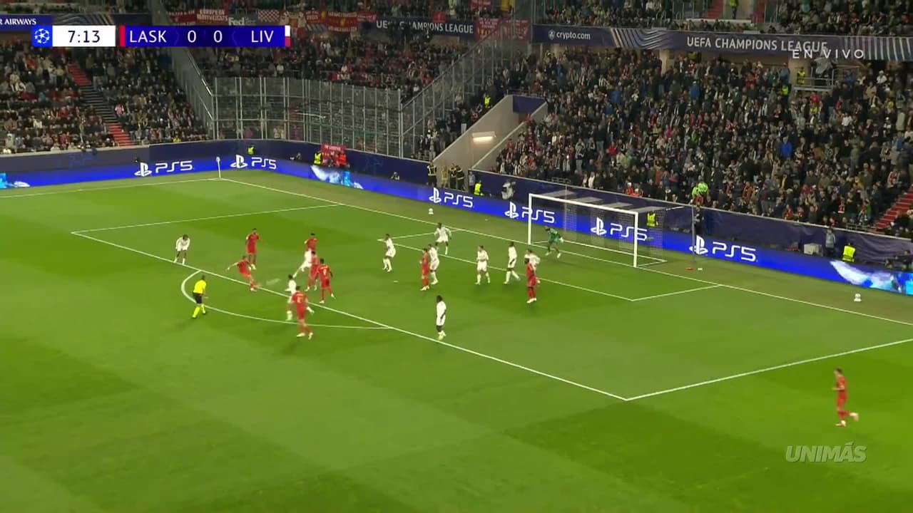 ¡Avisa LASK! Kasper Jørgensen intenta disparo a la meta del Liverpool
