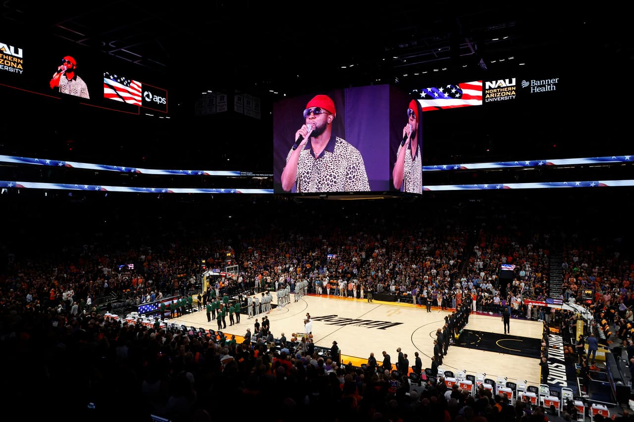 La Phoenix Suns Arena recibía el Juego 2 de las Finales con ventaja para el equipo de casa y con la esperanza de sacar más ventaja en la serie antes de volar a Milwaukee.