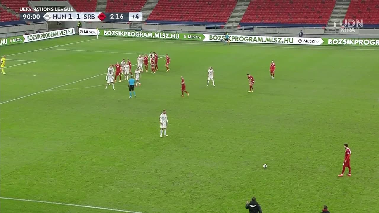 ¡TIRO ATAJADO! disparo por Luka Jovic.