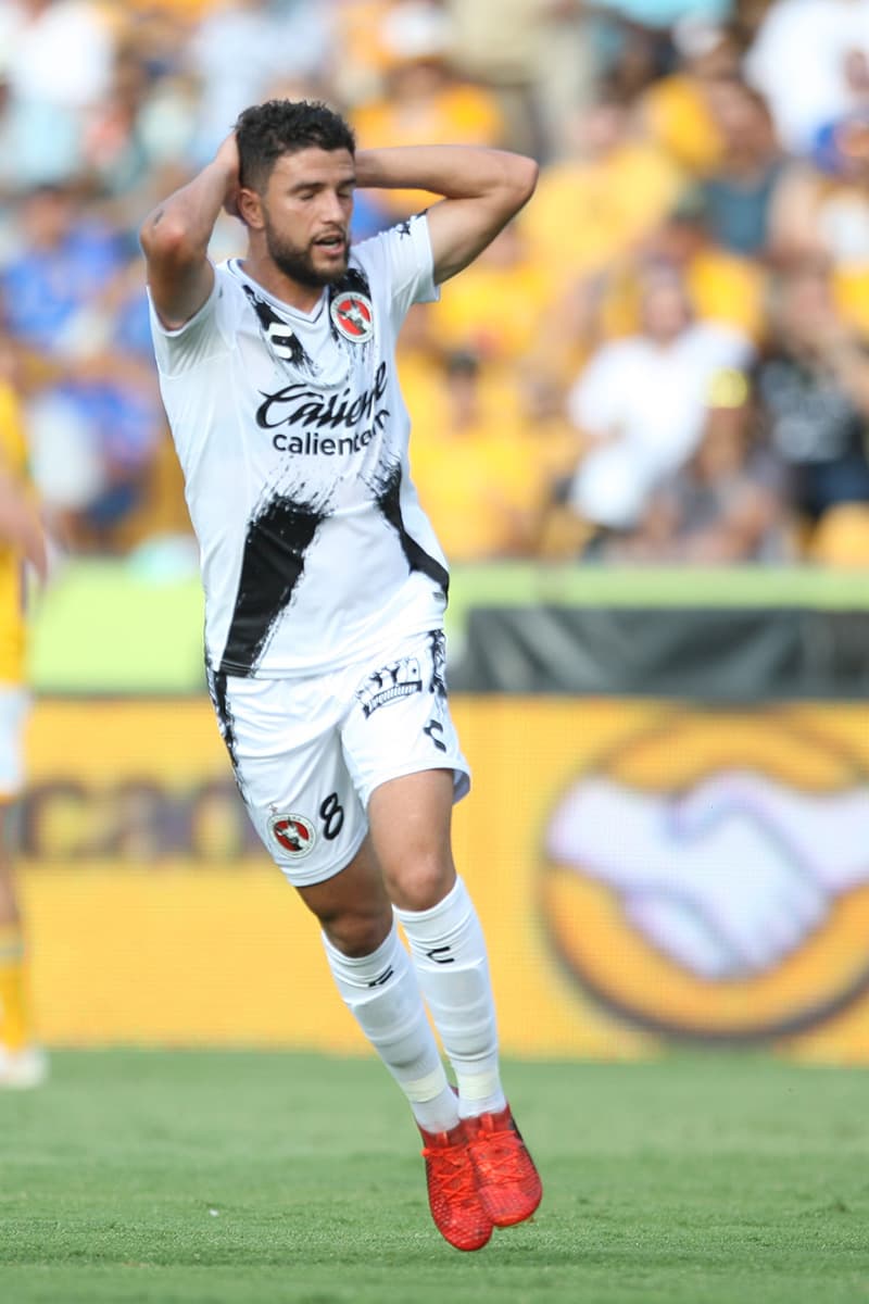 El mediocampista uruguayo José Ignacio Rivero lamenta una opción que falló en busca del empate para Xolos de Tijuana.