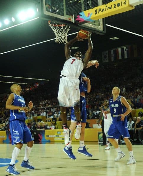 Estados Unidos debutó en el Mundial de España 2014 arrollando, con un ataque imparable liderado por Davis y Thompson, y aunque Finlandia sólo pudo mostrar oposición un cuarto, el partido fue una fiesta por el espectáculo de los jugadores americanos en la cancha y de los aficionados nórdicos en la grada.