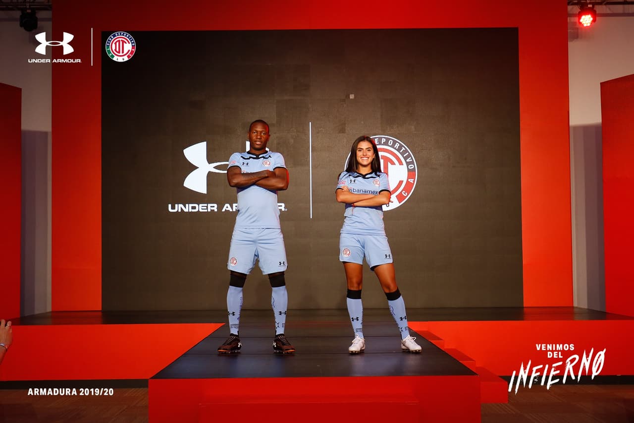 El tercer uniforme rompió con lo protocolario.