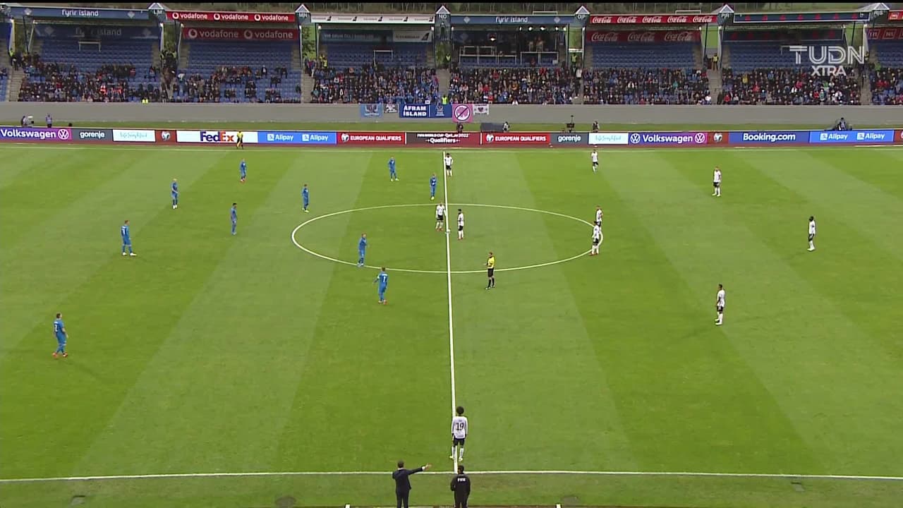 Arranca el partido y la pelota está en juego.