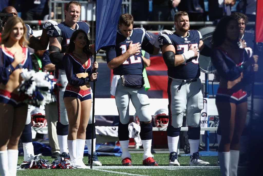Así estuvieron los jugadores de los Patriots durante el himno de Estados Unidos previo al juego ante los Texans.