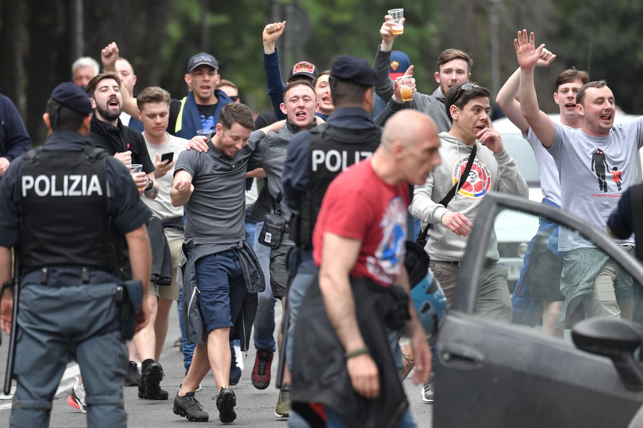 Los aficionados del Liverpool se tomaron las calles de Roma y montaron una gran fiesta en la previa del partido de Champions League entre su equipo y la Loba. Familiares, amigos, recién conocidos, todos se unieron para teñir de rojo la capital italiana.