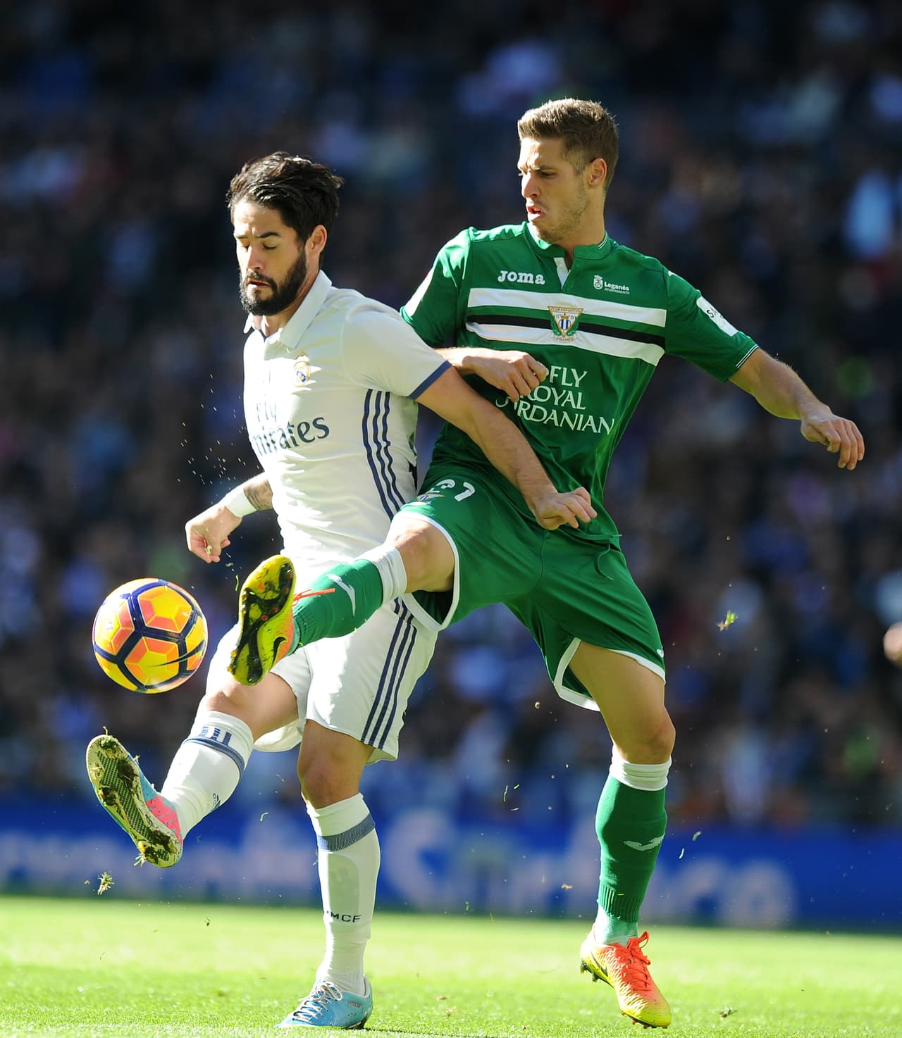 Isco era la gran víctima del planteamiento del Leganés. Sin líneas de pase erró más que nunca. Sin hueco para pasar acabó disparando a las nubes dos acciones pero apareció para ver el pase que muy pocos jugadores tienen la capacidad de ver para desatascar el duelo.