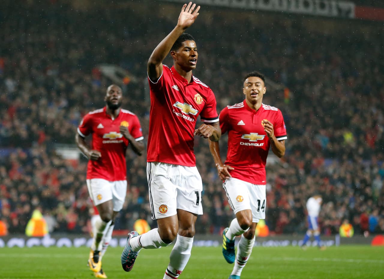 Marcus Rashford (centro), delantero inglés del Manchester United.