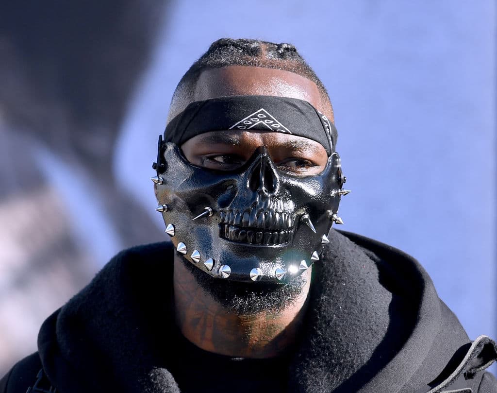 "Lo voy a sacar de una manera dramática, en una forma que nunca se ha visto. Su vida está en la línea y sí, digo su vida. Estoy tratando de conseguirme un cuerpo en mi récord", declaró Deontay a la prensa en el Gimnasio Gleason en Nueva York.
<br>