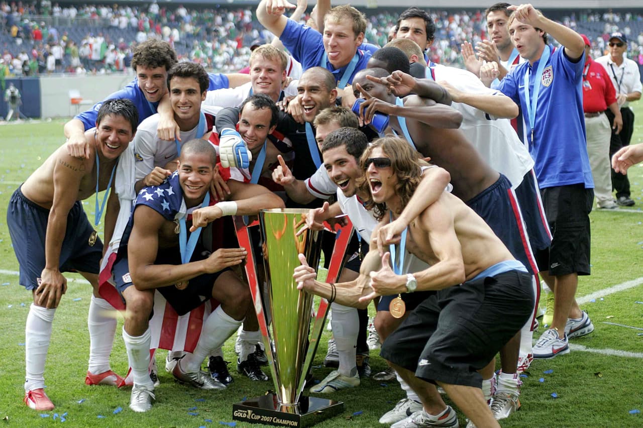México no contaría con la reacción norteamericana, encabezada por Landon Donovan. El ‘Capitán América’ igualaría los cartones desde los once pasos y Carlos Bocanegra metería un golazo para la voltereta que le daría el campeonato a EEUU.