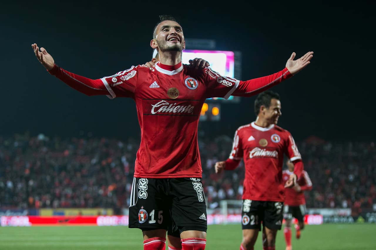Defensas.- Carlos Alberto Guzmán, Xolos.- El defensor del equipo fronterizo anotó el gol a favor del equipo de Club Tijuana en la Jornada 1 ante Dorados, teniendo una racha de un partido ganado y uno empatado, sumando 15 puntos en el Causura 2016.