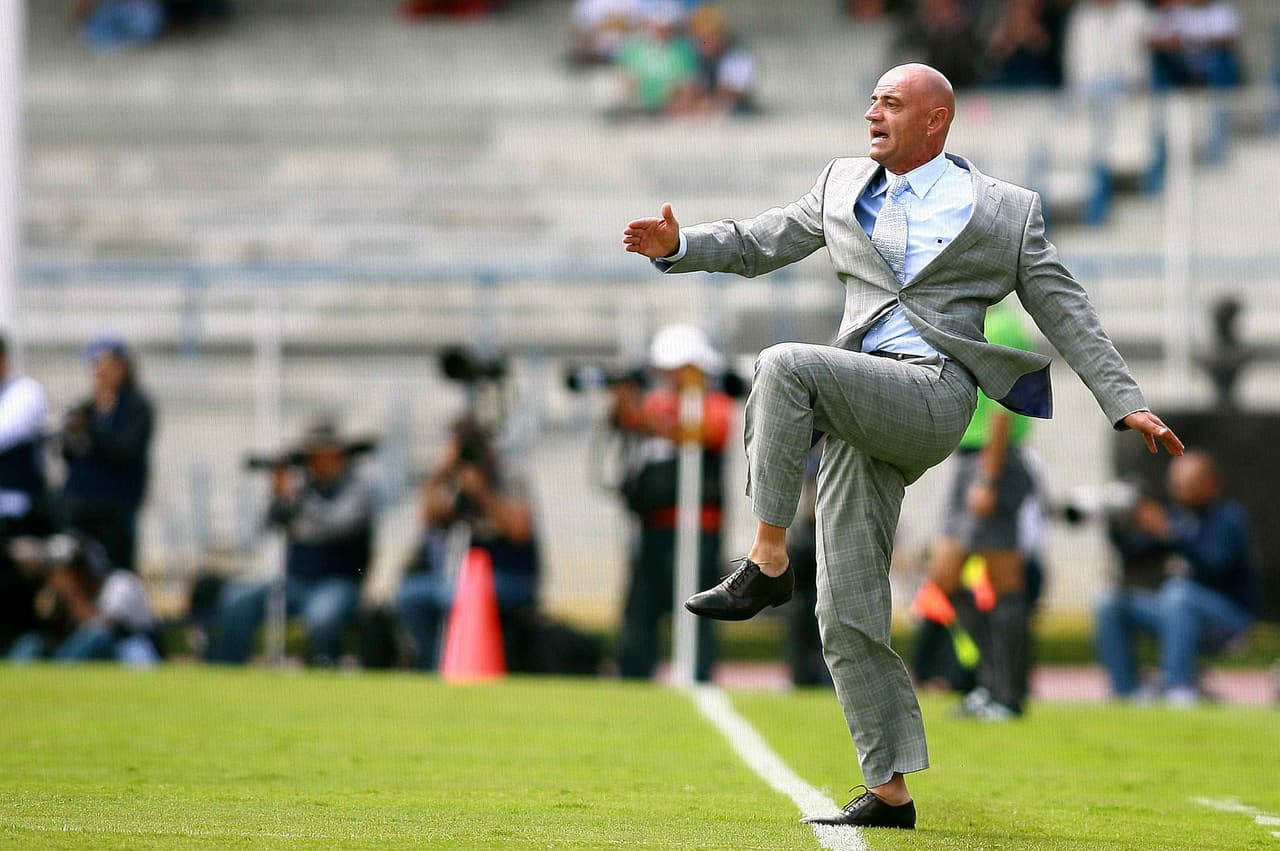 Y es que si alguien sabe cómo vestir un traje sin medias con estilo es este estratega mexicano de 60 años, nacido en Puebla y popular por su buen paso en el banquillo del club.