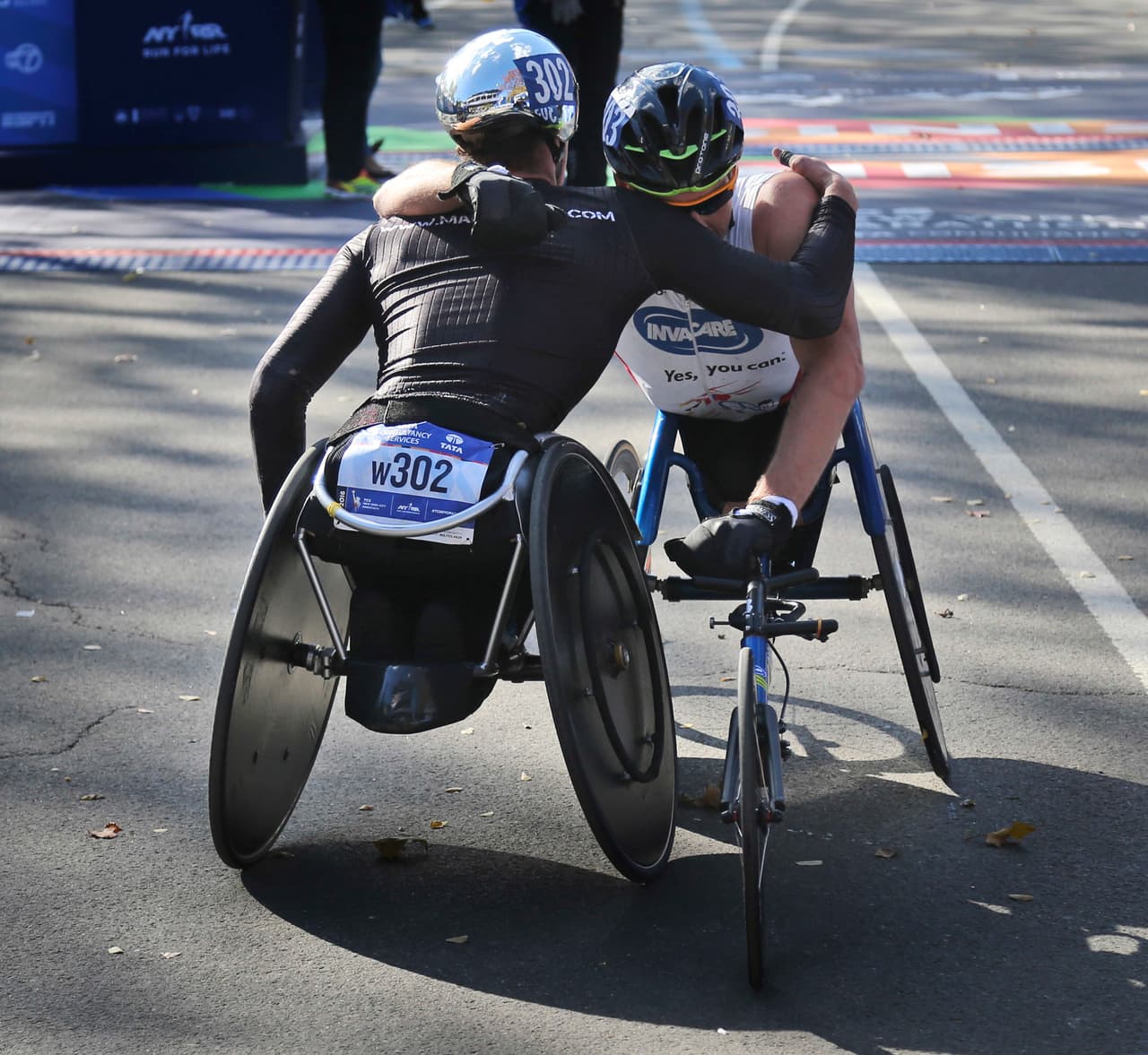 Al final, Hug (de blanco) fue el ganador de la carrera masculina, mientras que en la femenina se impuso la estadounidense Tatyana McFadden, ganadora de medalla de plata en Río 2016 y que obtuvo su cuarta victoria en Nueva York, que se vivió en una sana pero exigente competencia.