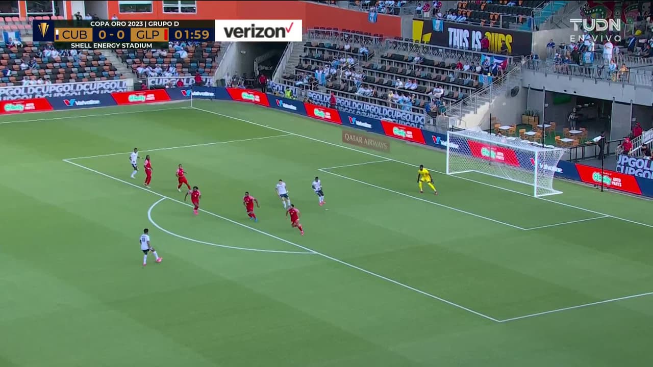 ¡TIRO ATAJADO! disparo por Thierry Ambrose.