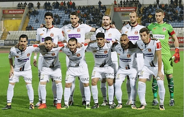 En 2016 empezó su andar por el mundo. Fichó por el Gangwon FC de la liga de Corea del Sur. Aunque jugó solo un encuentro. Luego firmó con el Al Najma de Bahrein, hasta 2017.