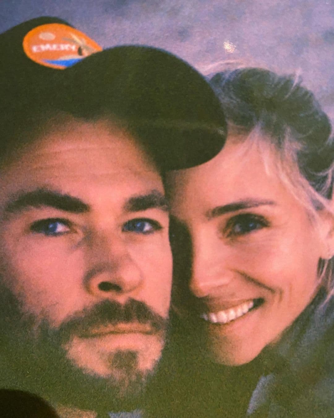 Elsa Pataki subió una foto para conmemorar San Valentin, junto con su esposo Chris Hemsworth.
