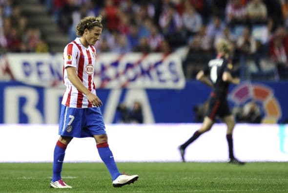 Cerca de que culminara la primera mitad, los visitantes se pusieron en ventaja con un gol de Derdiyok.