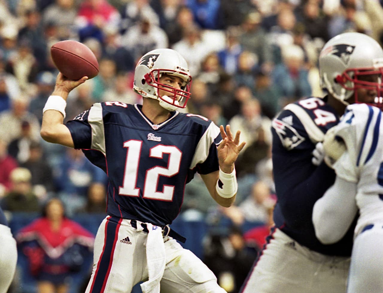 Brady debutó en el 2000 en medio de una emergencia, pero se quedó con el puesto en New England Patriots, al que lideró hasta el Super Bowl en 2001 gracias a su talento y determinación.